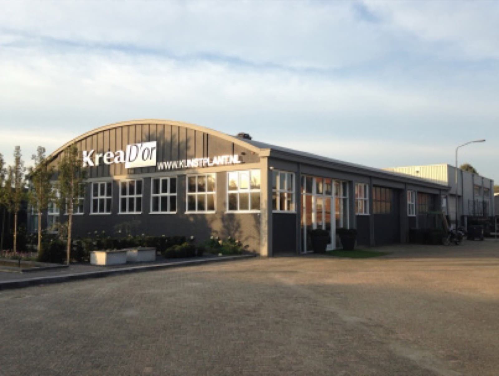 Het pand van KreaDor aan de Industrieweg in Vught